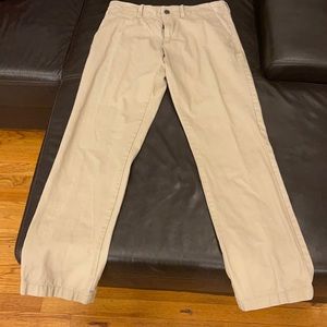 Old Navy Men’s tan khakis size 32x34, broken in straight style. Flat front